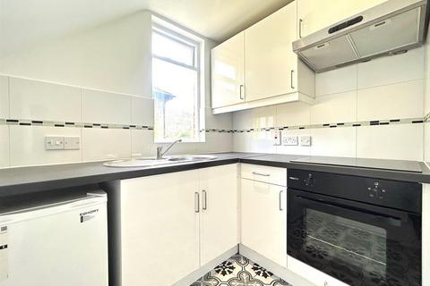 2 bedroom house to rent, Heathfield Road, London