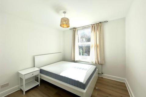 2 bedroom house to rent, Heathfield Road, London