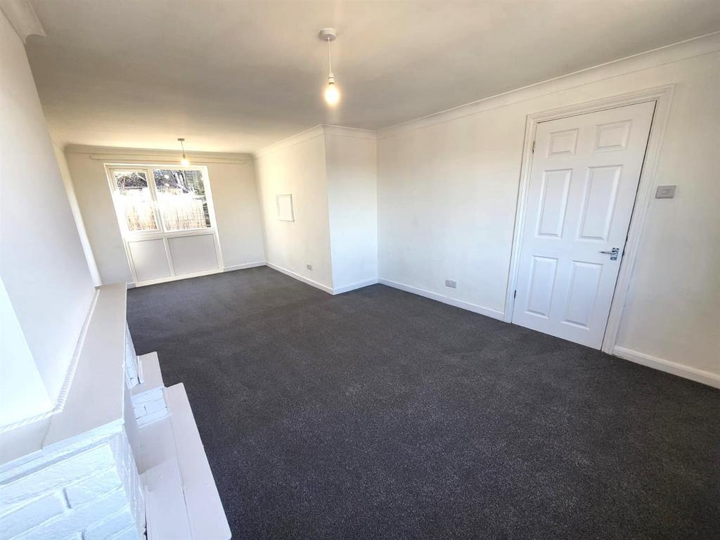 Sitting Room/ Dining Pic 3