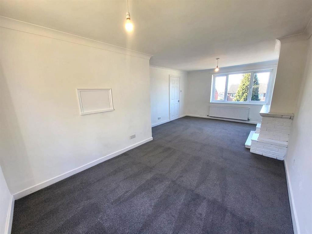 Sitting Room/ Dining Pic 4