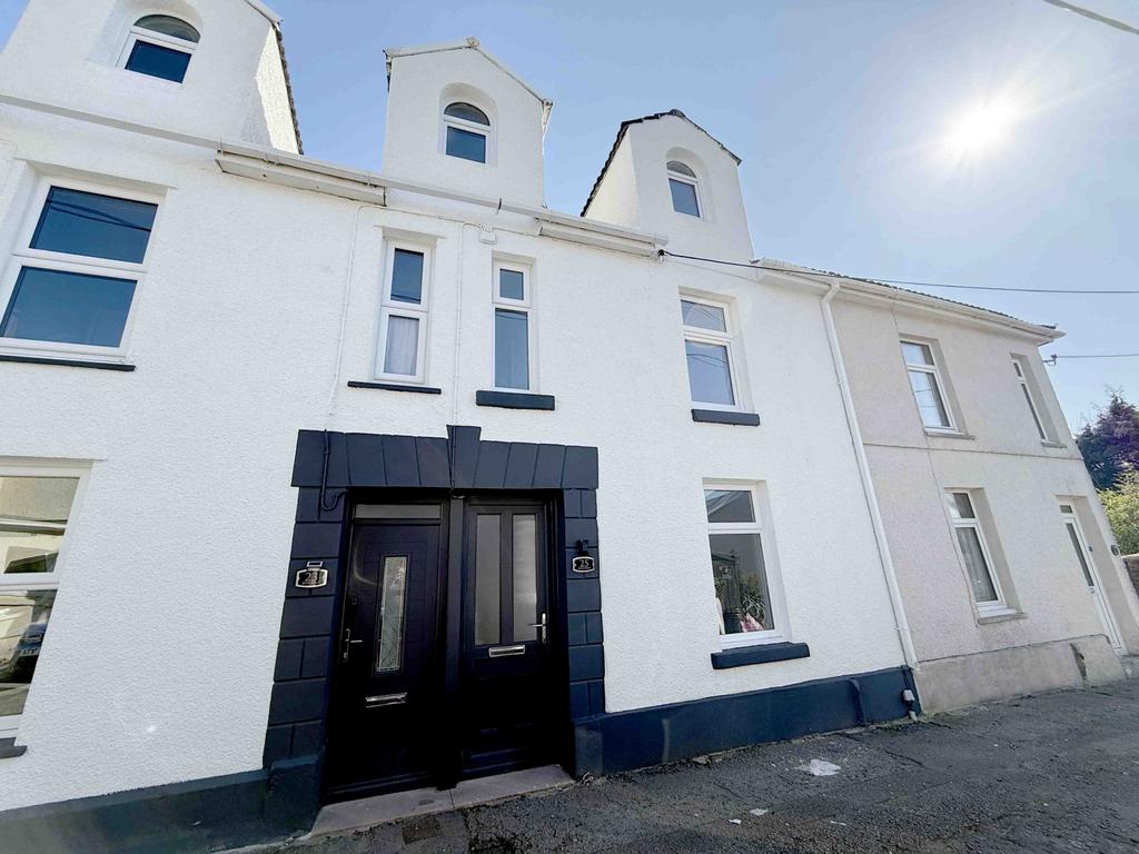 3 Bedroom Terraced for Rent on Bryn Road, Pontard