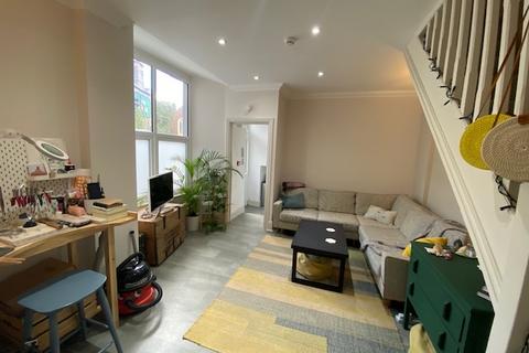 2 bedroom flat to rent, Connaught Road, CARDIFF