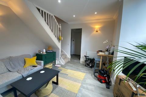 2 bedroom flat to rent, Connaught Road, CARDIFF