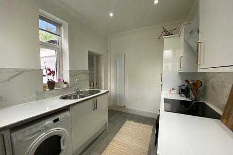 2 bedroom flat to rent, Connaught Road, CARDIFF
