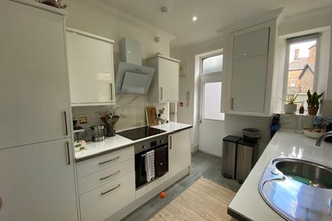 2 bedroom flat to rent, Connaught Road, CARDIFF