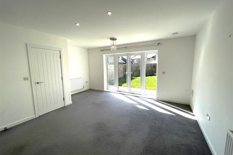 undefined, Henshaw Way, Horsham RH14
