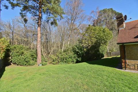 5 bedroom detached house to rent, Beech Close, Cobham, KT11