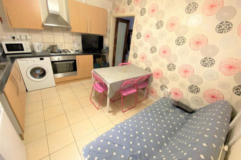 4 bedroom terraced house to rent, Atkinson Road, London, E16