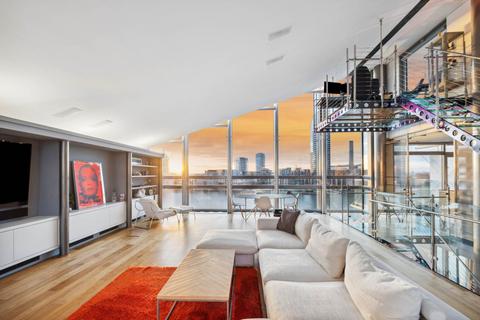 3 bedroom penthouse to rent, The Montevetro Building, SW11