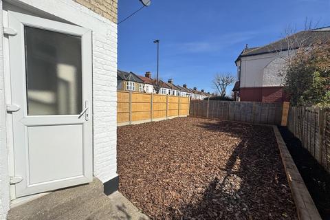 3 bedroom apartment to rent, Palmerston Road, Wood Green N22