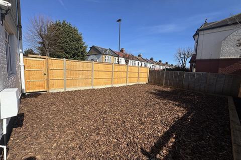 3 bedroom apartment to rent, Palmerston Road, Wood Green N22