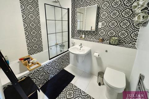 2 bedroom flat for sale, Montmano Drive, West Didsbury, Manchester, M20