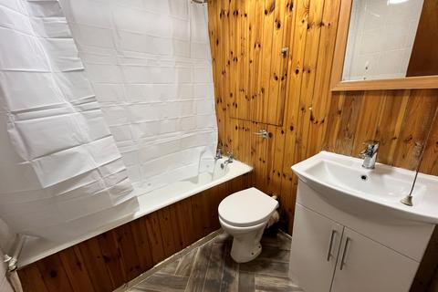 2 bedroom flat to rent, Shepherds Gardens, Birmingham, B15