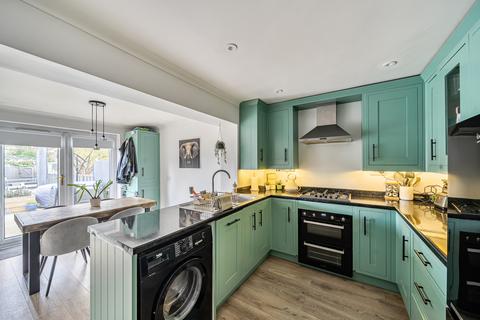 2 bedroom terraced house for sale, Bayleaf Avenue, Woodhall Park, Swindon, SN2