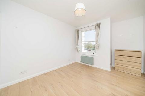 2 bedroom flat to rent, Bridge Road, EAST MOLESEY KT8