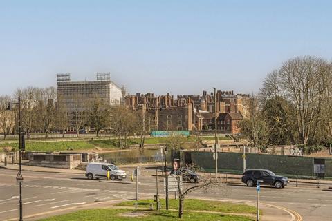 undefined, Bridge Road, EAST MOLESEY KT8