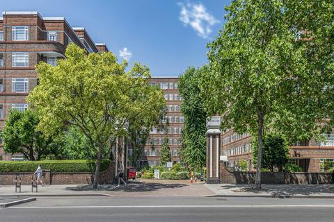 Studio to rent, Balham High Road, London SW17