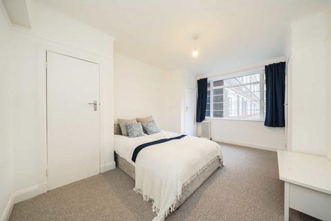 Studio to rent, Balham High Road, London SW17