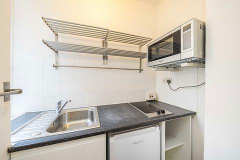 Studio to rent, Balham High Road, London SW17