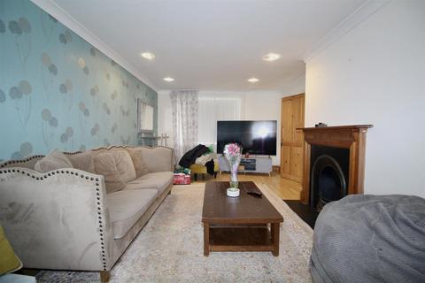 3 bedroom terraced house to rent, Downfield Road, Cheshunt, Waltham Cross
