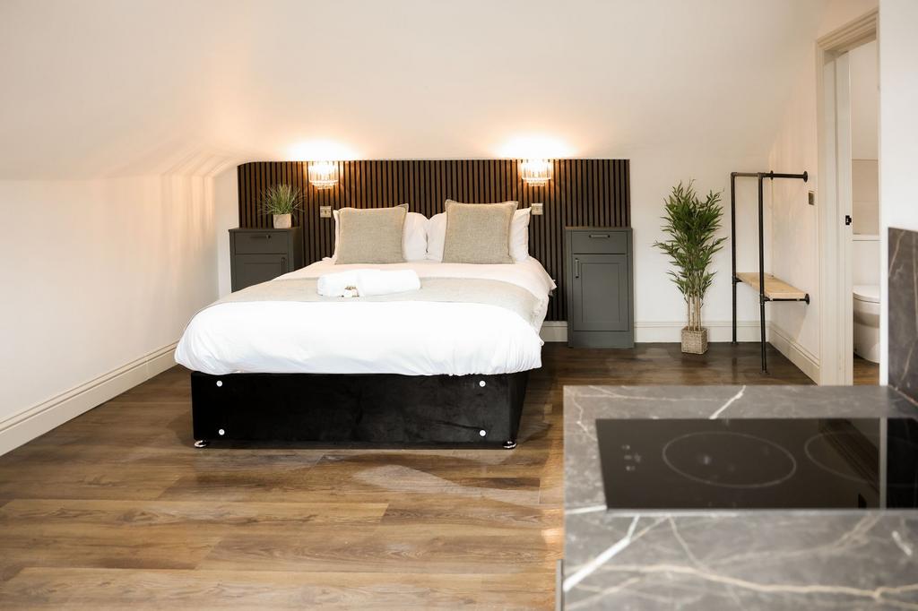 Bright, modern double bedroom with stylish déco...
