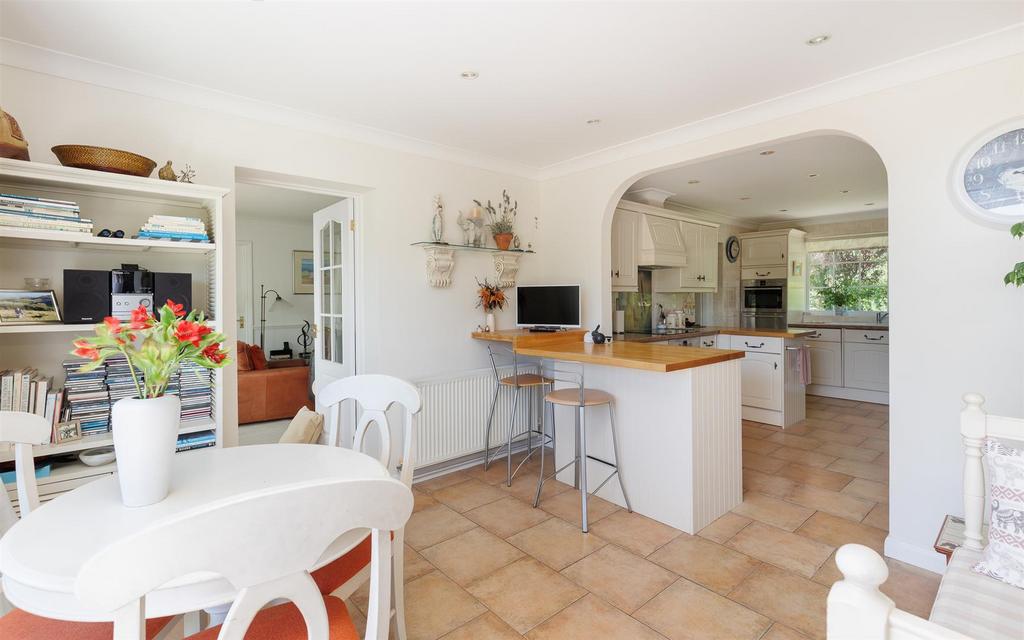 Kitchen/ Breakfast Area