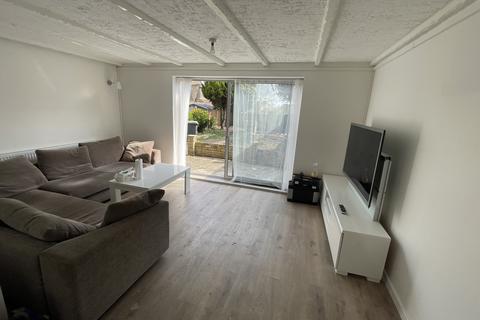 3 bedroom terraced house to rent, Wetherby Road, Enfield EN2