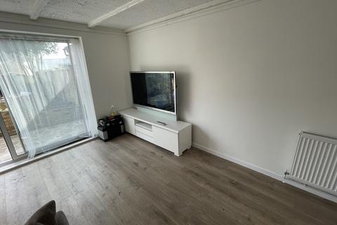 3 bedroom terraced house to rent, Wetherby Road, Enfield EN2