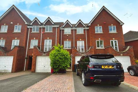 4 bedroom townhouse to rent, Deverills Way, Langley SL3