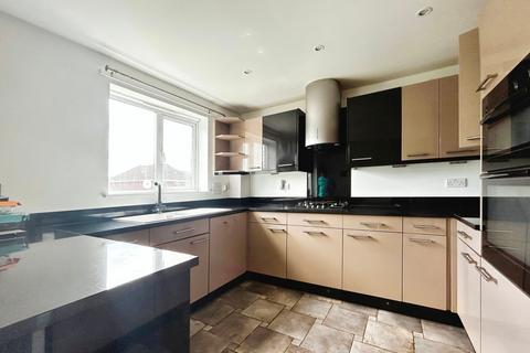 4 bedroom townhouse to rent, Deverills Way, Langley SL3