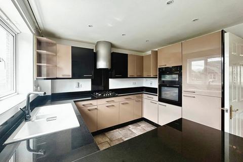 4 bedroom townhouse to rent, Deverills Way, Langley SL3