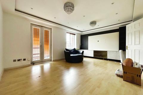 4 bedroom townhouse to rent, Deverills Way, Langley SL3