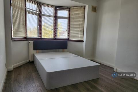 1 bedroom in a house share to rent, Mayday Gardens, London, SE3