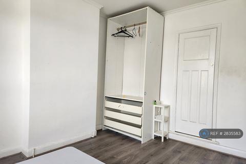 1 bedroom in a house share to rent, Mayday Gardens, London, SE3