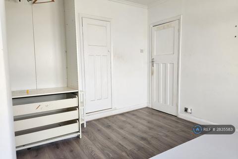 1 bedroom in a house share to rent, Mayday Gardens, London, SE3