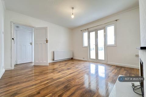 3 bedroom bungalow to rent, Sheringham Avenue, Twickenham, TW2