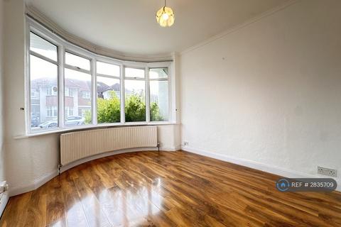 3 bedroom bungalow to rent, Sheringham Avenue, Twickenham, TW2