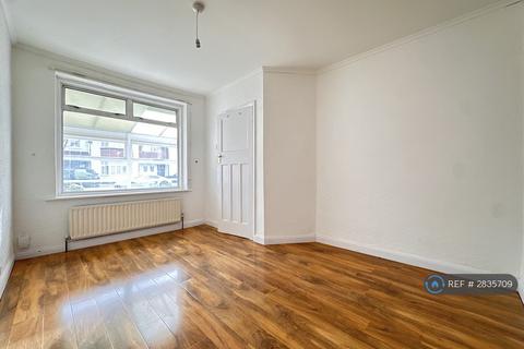 3 bedroom bungalow to rent, Sheringham Avenue, Twickenham, TW2