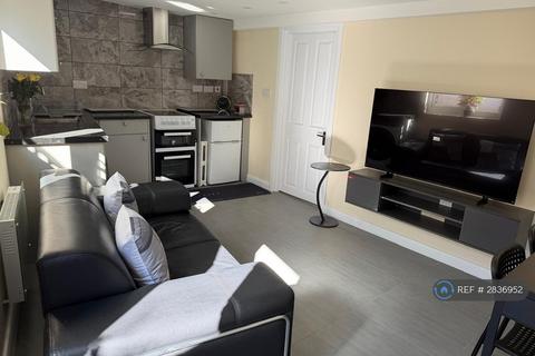 Studio to rent, Macaulay Avenue, Esher, KT10