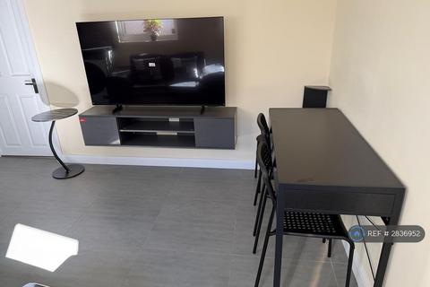 Studio to rent, Macaulay Avenue, Esher, KT10