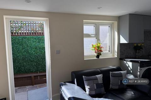 Studio to rent, Macaulay Avenue, Esher, KT10