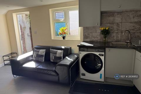 Studio to rent, Macaulay Avenue, Esher, KT10