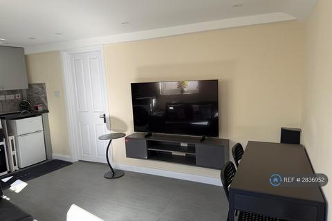 Studio to rent, Macaulay Avenue, Esher, KT10