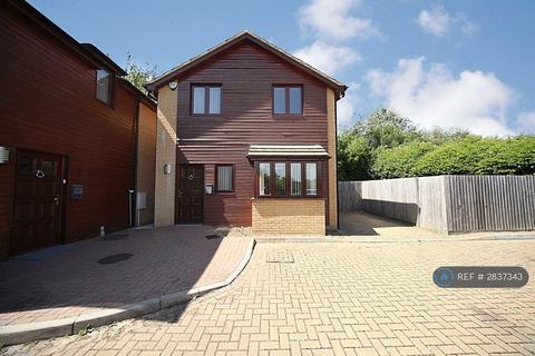 3 bedroom detached house to rent, Witham Court, Bletchley, Milton Keynes, MK3