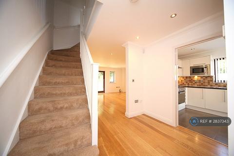 3 bedroom detached house to rent, Witham Court, Bletchley, Milton Keynes, MK3