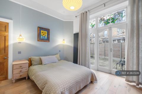 2 bedroom flat to rent, Glenmore Road, London, NW3