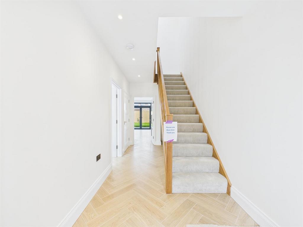 CAM02712 G0-PR0330-STILL003.jpg