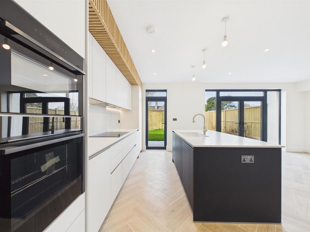 CAM02712 G0-PR0330-STILL006.jpg