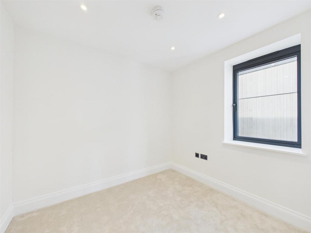 CAM02712 G0-PR0330-STILL014.jpg