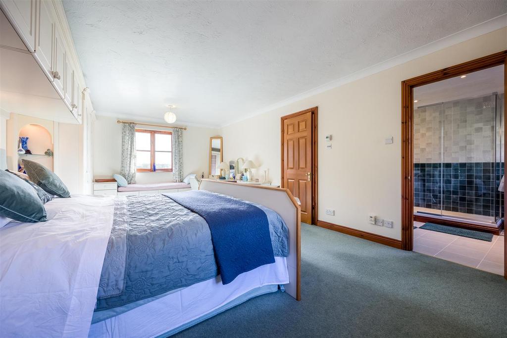 C.23 ft bedroom &amp; modern ensuite
